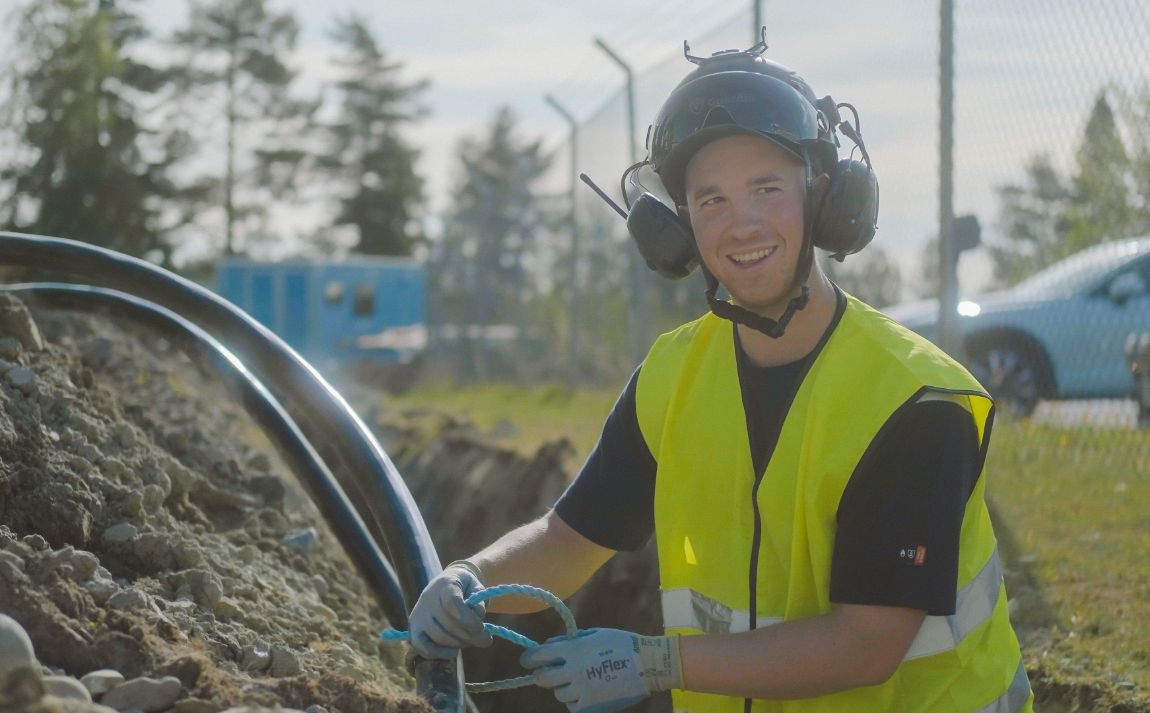Distribution electricians installing cables at a substation during Skellefteå Kraft's pilot project