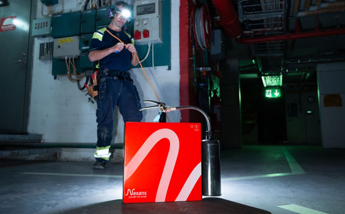 Elektriker installerar Nexans Alsecure EXQ Easy brandresistent installationskabel