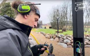 Elektrikerkollegor som ler