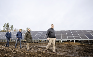 Bengt Palmquist from PLS Energy at Gislaved's energy park, which includes solar panels producing electricity and vehicle batteries capable of storing it. Photo: Ola Kjelbye.