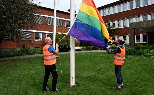 Robert Björk och Åsa Dahlberg hissar prideflaggan på Nexans i Grimås