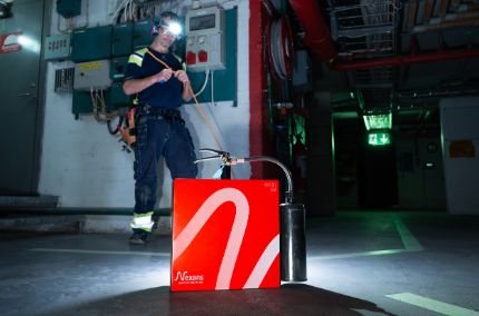 Elektriker installerar Nexans Alsecure EXQ Easy brandresistent installationskabel