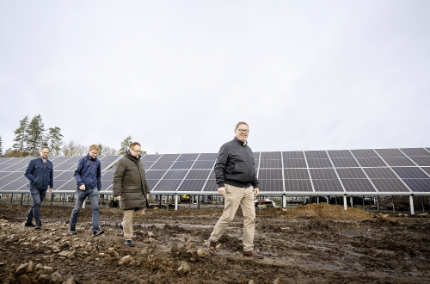 Bengt Palmquist from PLS Energy at Gislaved's energy park, which includes solar panels producing electricity and vehicle batteries capable of storing it. Photo: Ola Kjelbye.