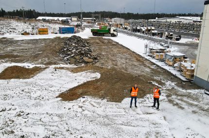Lars Josefsson, CEO Nexans Sweden and Syamend Al Ali, Plant Manager Nexans Sweden at the place where the new ware-house will be built