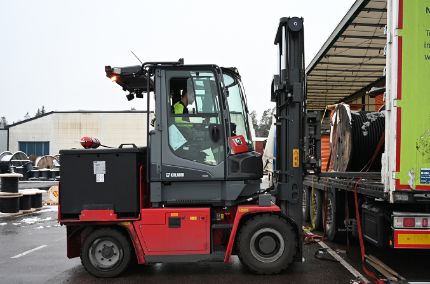 Soon, there will be more electric forklifts at Nexans´ plant in Grimsås. The company is gradually replacing all fuel-powered vehicles with battery-powered ones. 